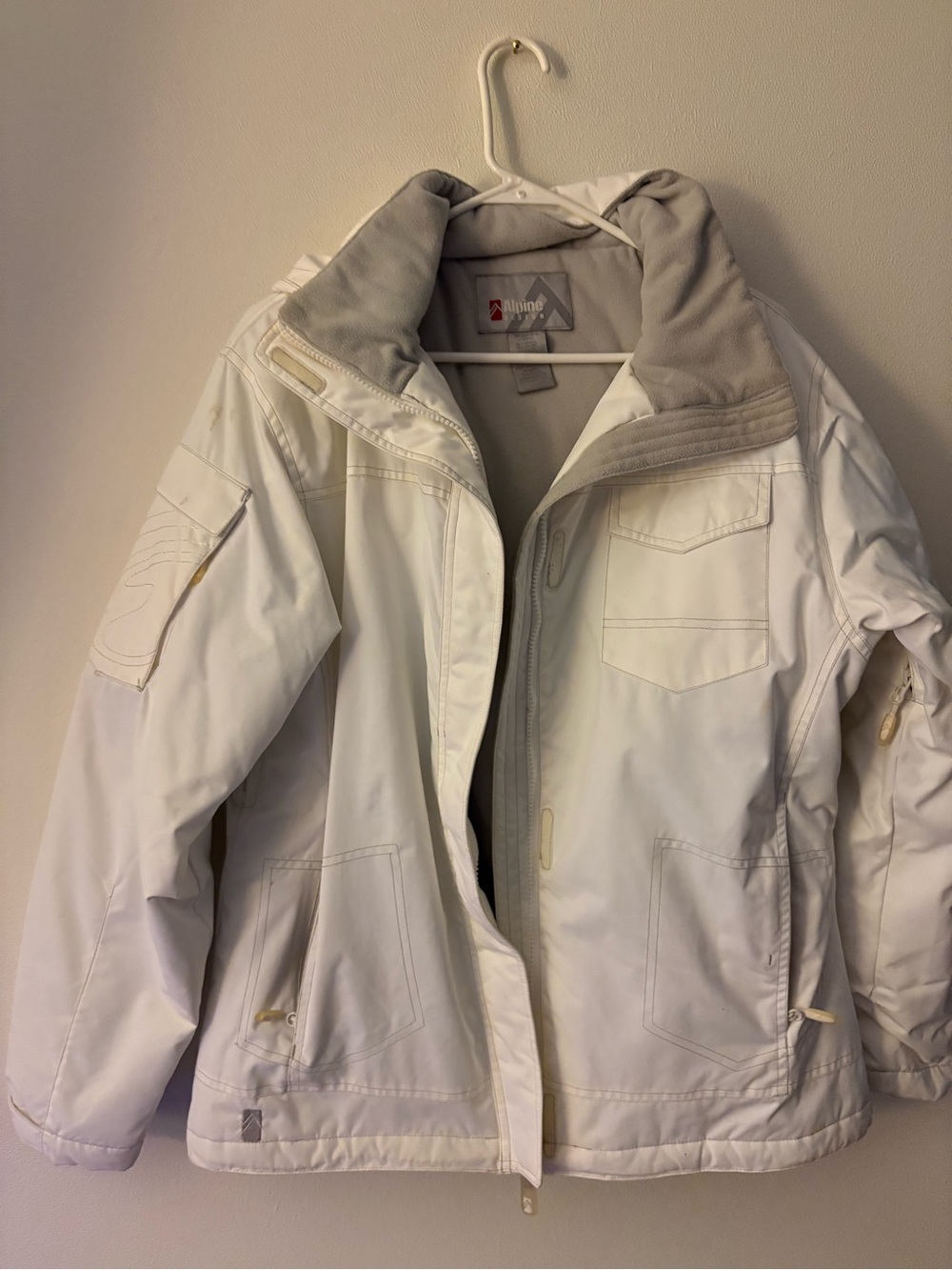 Alpine White Women's Ski Jacket with Gray Lining